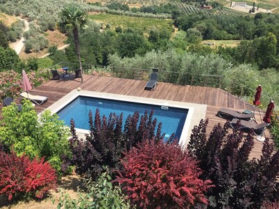 Appartement with pool, located between olive treees and wine rapes