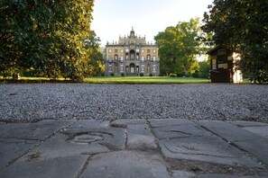 المنطقة المحيطة بالمنشأة