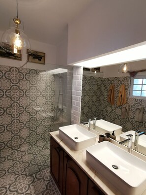 Ensemble douche/baignoire, sèche-cheveux, serviettes fournies, savon