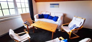 TV, DVD-spiller, bøker og musikkbibliotek