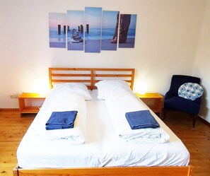 3 soverom, skrivebord, reiseseng for barn og wi-fi (inkludert)