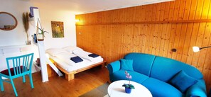 TV, DVD-spiller, bøker og musikkbibliotek