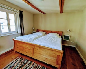 2 bedrooms, in-room safe, iron/ironing board, free WiFi
