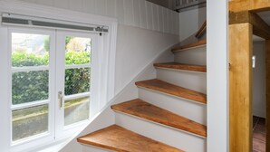 Eine Treppe mit Holzboden und weißen Wänden.