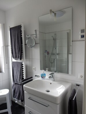 Shower, hair dryer, towels - TOP!!! Headquarters u. quiet location, modern DHH, garden, 5 * level, WiFi, bicycles (Horumersiel)