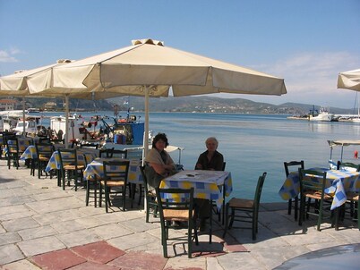 Antique Olympia & long sandy beaches are within easy reach at your door. WIRELESS INTERNET ACCESS