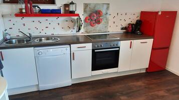 Kühlschrank, Mikrowelle, Ofen, Herdplatte
