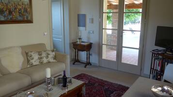 TV, DVD player, books, stereo