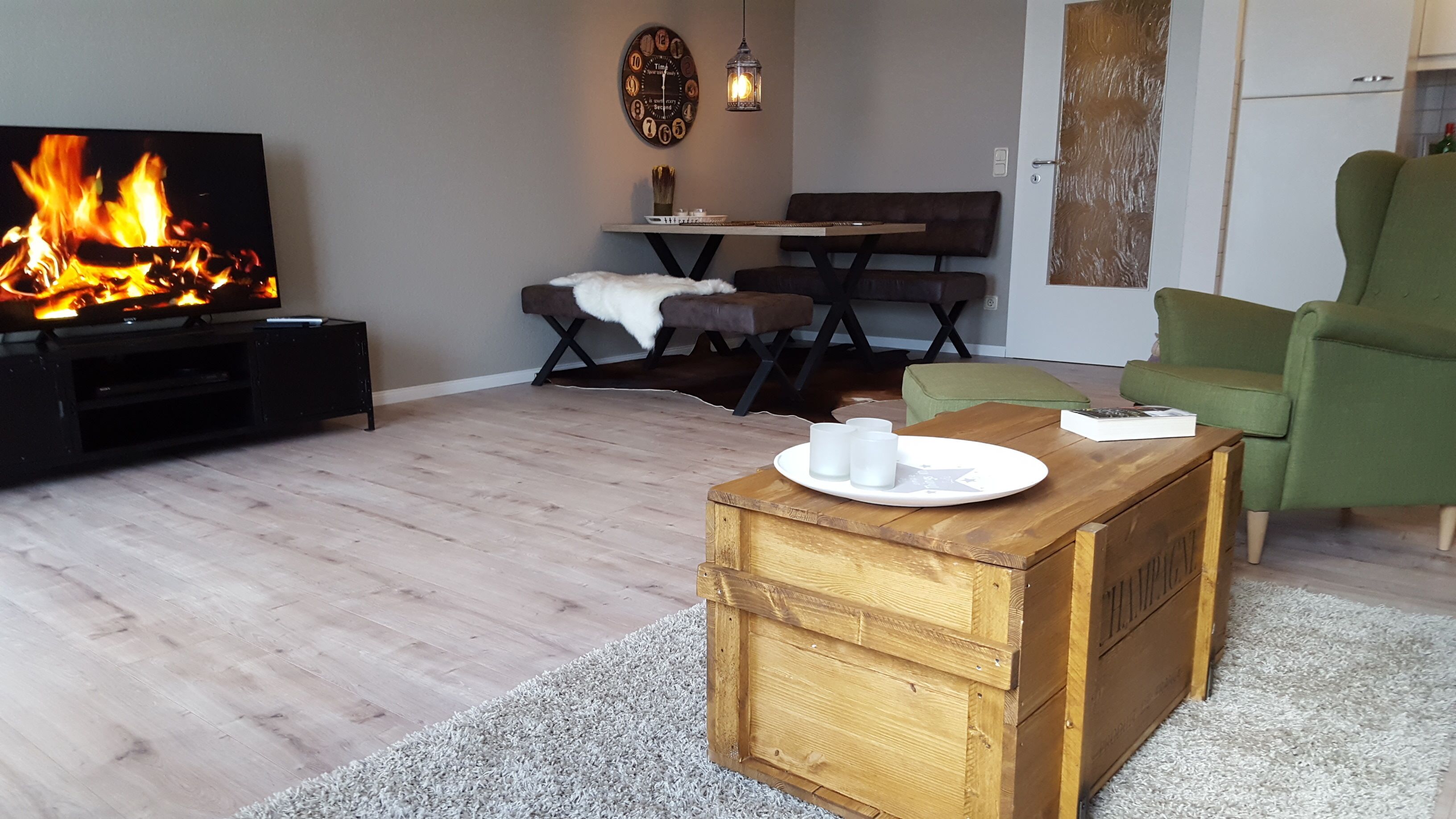 Télévision, lecteur de DVD, livres, chaîne hi-fi