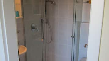 Douche, serviettes fournies, savon, papier toilette