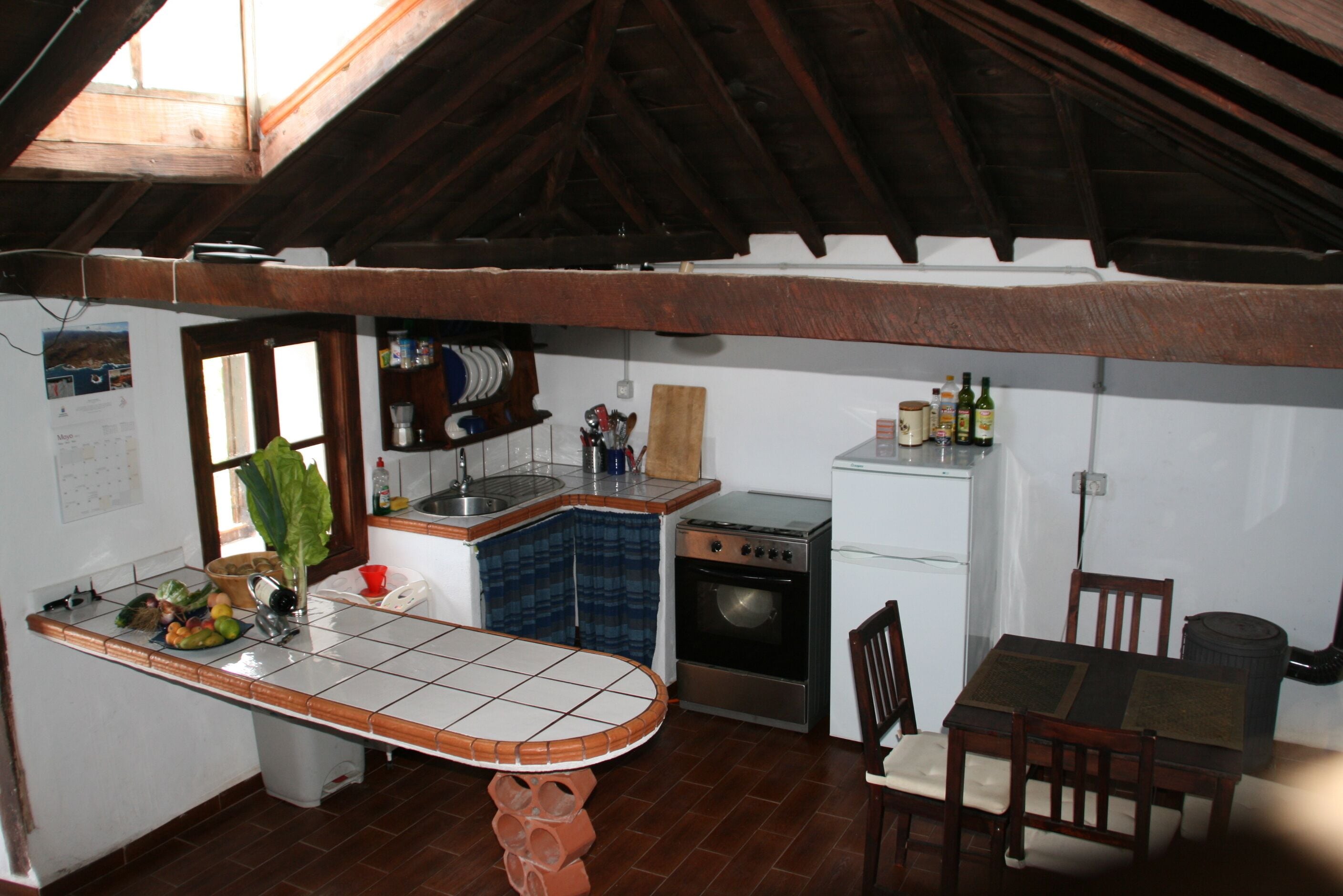 Cafeteira/chaleira, geladeira, fogão, cooktop