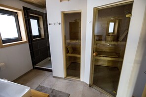 4 bedrooms, iron/ironing board, travel crib, free WiFi