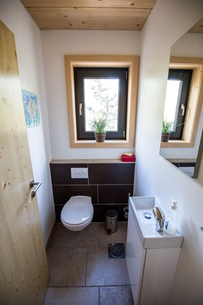 Douche, sèche-cheveux, serviettes fournies