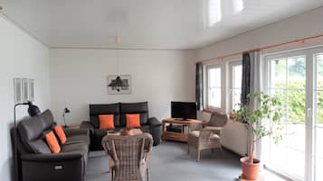 Fernseher, Bücher, Stereoanlage