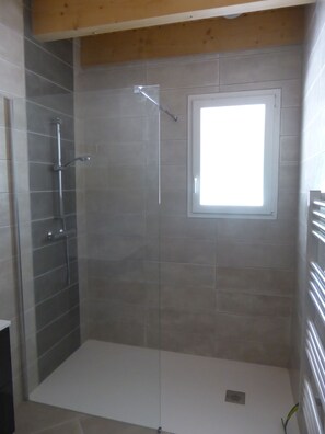 Dusche, Handtücher, Toilettenpapier