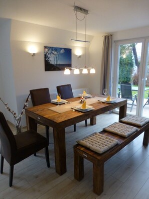 Dining - Holiday house of high quality and cozy, sauna, 150m to the beach, quiet natural location (Rankwitz (OT Quilitz))