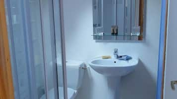 Douche, sĂšche-cheveux, serviettes fournies, savon