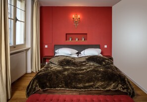 Tabla de planchar con plancha, wifi y ropa de cama 