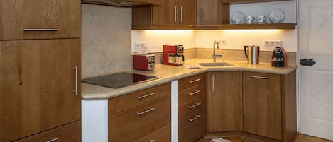 Réfrigérateur, four à micro-ondes, surface de cuisson, lave-vaisselle