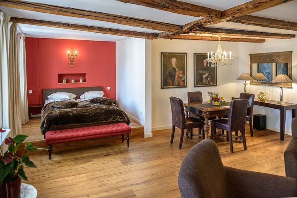 Tabla de planchar con plancha, wifi y ropa de cama