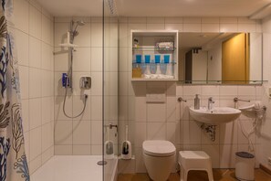 Shower, hair dryer, bidet, towels - 140sqm, box spring beds, a private sauna, 3 flat screen TV, garden, quiet (Ettenheim)
