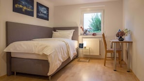 3 bedrooms, in-room safe, iron/ironing board, travel crib - 140sqm, box spring beds, a private sauna, 3 flat screen TV, garden, quiet (Ettenheim)