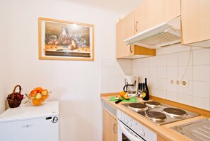 Jääkaappi, mikroaaltouuni, uuni, liesi