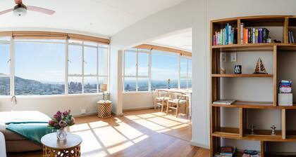 On Top of Cape Town! Drink wine with a dream view, calm, lovingly furnished!
