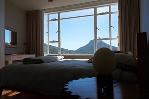 2 bedrooms, desk, iron/ironing board, free WiFi - On Top of Cape Town! Drink wine with a dream view, calm, lovingly furnished! (Kapstadt)