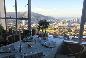 Dining - On Top of Cape Town! Drink wine with a dream view, calm, lovingly furnished! (Kapstadt)