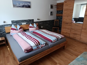 1 chambre, fer et planche à repasser, lit de bébé portatif