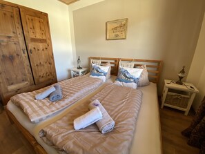 2 chambres, fer et planche à repasser, lit parapluie, Wi-Fi gratuit