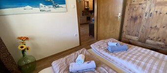 Beautiful, bright apartment with terrace & lake view, 50m to the beach, WiFi