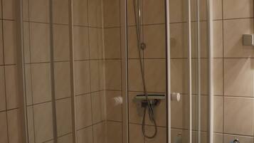 Badewanne, Haartrockner, Handtücher, Seife
