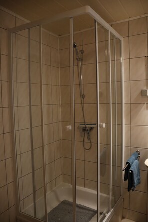 Een bad, een haardroger, handdoeken, zeep