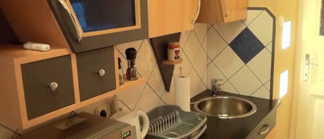 Frigorifero, microonde, forno, piano cottura