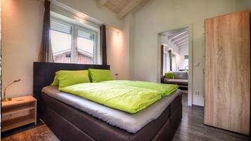 2 bedrooms, in-room safe, desk, iron/ironing board