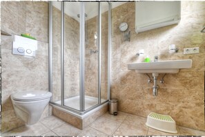 Shower, hair dryer, bathrobes, slippers - Wonderful new vacation apartment for 2-7 persons. 4 Edelweiss (Lofer)