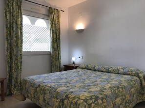 3 quartos, acesso à internet, roupa de cama