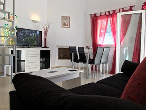 Televisión y chimenea