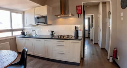 Bonito apartamento con vistas al mar, playa a 50 metros, parking disponible.