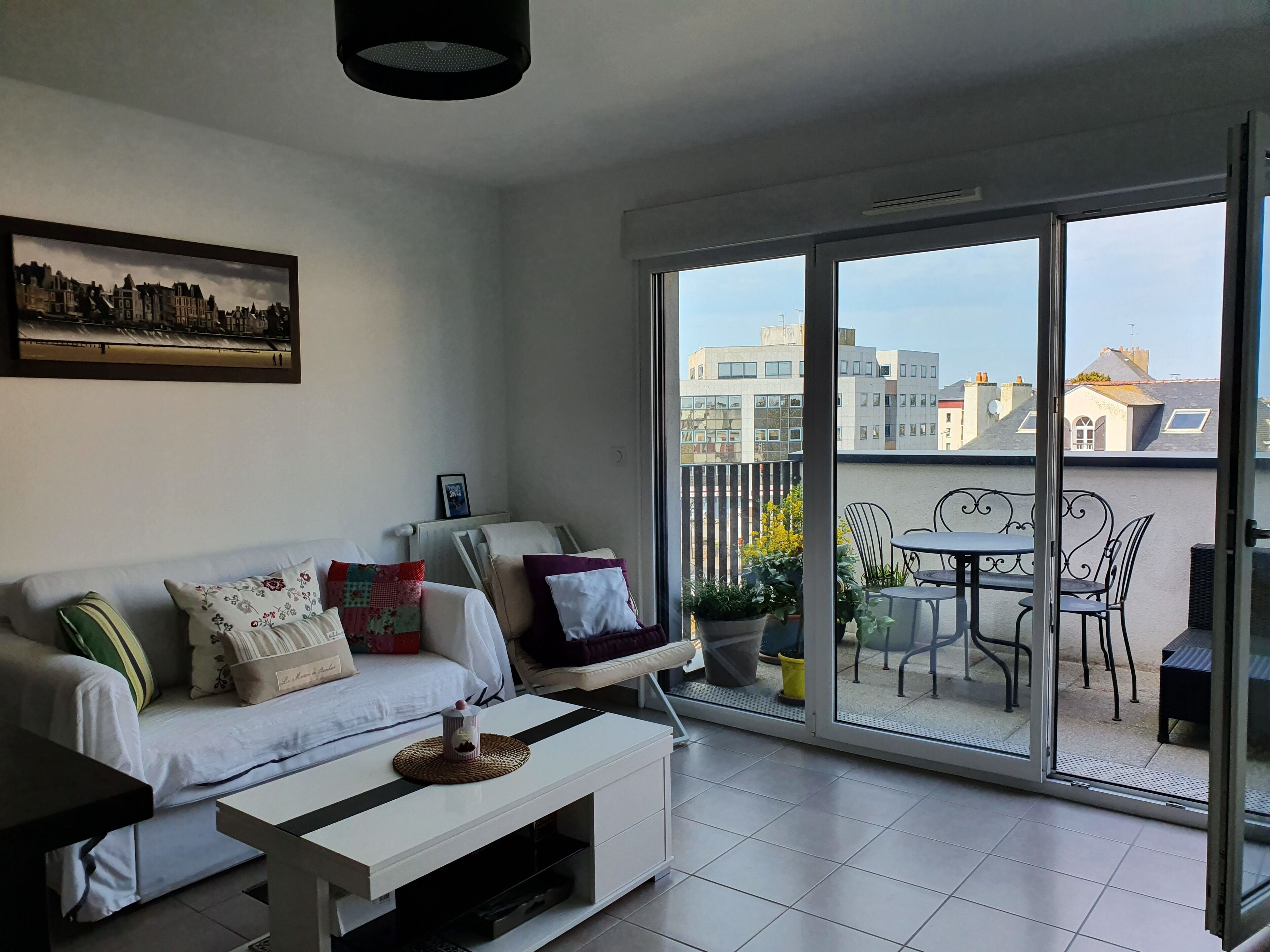 Télévision, livres, chaîne hi-fi