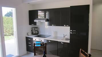 Frigorífico, microondas, horno y placa de cocina