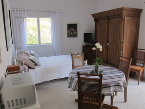 Iron/ironing board, WiFi, bed sheets - Cosy studio 2 pers.,  parking,  2 terraces,  wifi (Laroque-Des-Albères)