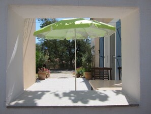 Outdoor dining - Cosy studio 2 pers.,  parking,  2 terraces,  wifi (Laroque-Des-Albères)