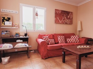 Fernseher, Videospiele, DVD-Player, Bücher