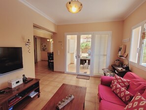 Fernseher, Videospiele, DVD-Player, Bücher