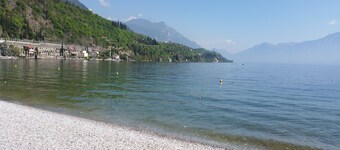 Moderno appartamento con loggia, vista panoramica sul lago e piscina a sfioro