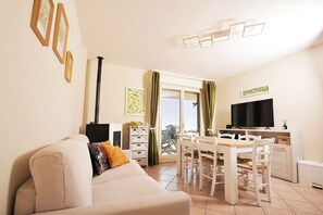 Älytelevisio, takka, DVD-soitin, stereot