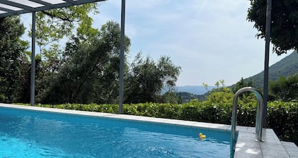 Villa avec 2 appartements FEWO 2404155, piscine privĂ©e, salle de fĂȘte et vue sur le lac